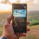 Huawei Smartphones in einer Hand