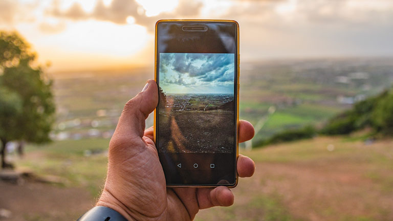 Huawei Smartphones in einer Hand