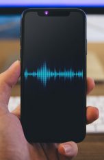 Aufnahme iPhone-Telefonat, symbolisiert durch iPhone X mit oszillierenden Schallwellen auf dem Display