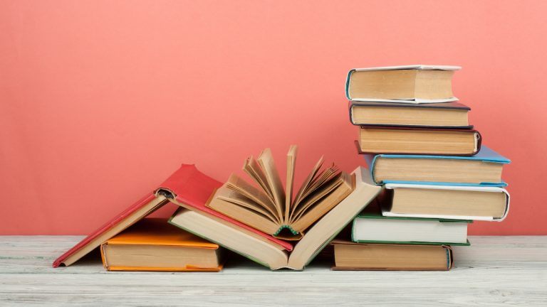 Stapel offener B&uuml;cher