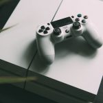 Wei&szlig;e PlayStation 4 mit Controller