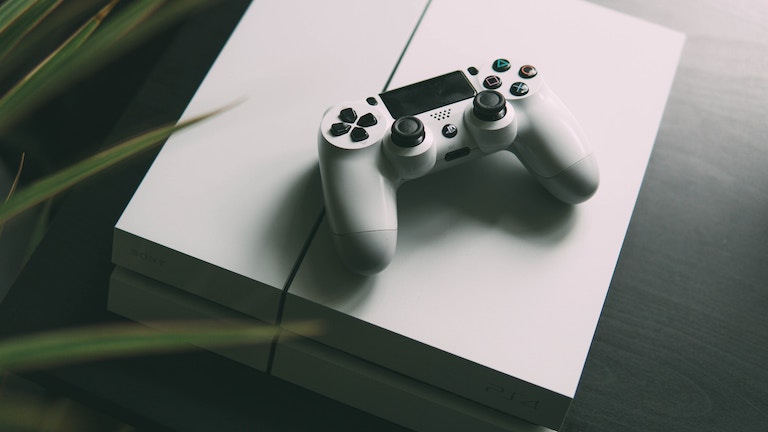 Wei&szlig;e PlayStation 4 mit Controller