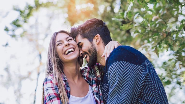 Tinder-Account erstellen, bearbeiten und löschen Glückliches Paar draußen im Grünen benötigt kein Tinder mehr