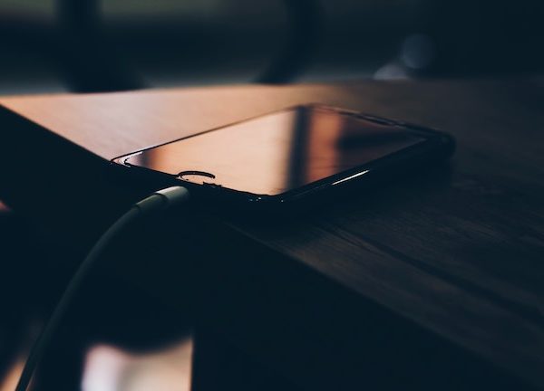 Smartphone mit ladendem Akku