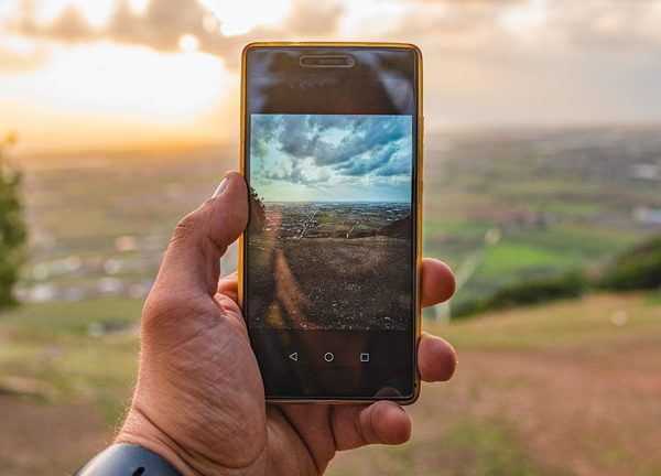 Zeichnung Patent ZTE Smartphone mit zwei Punchholes
