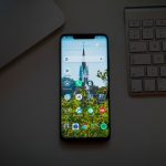 Huawei-Smartphone auf Tisch
