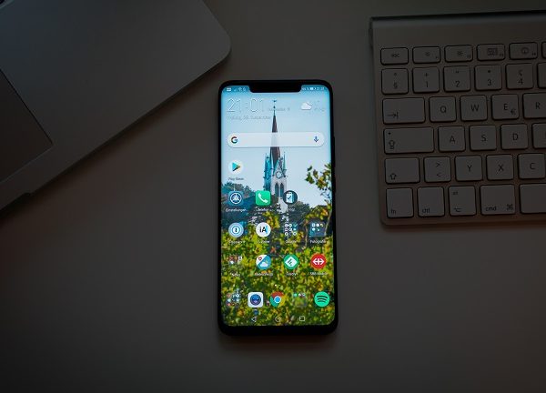 Huawei-Smartphone auf Tisch