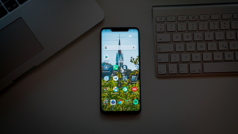 Huawei-Smartphone auf Tisch
