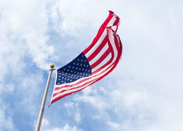 USA-Flagge weht im Wind.