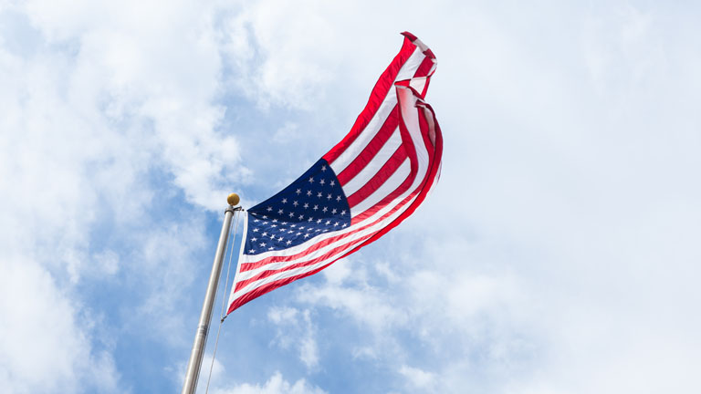 USA-Flagge weht im Wind.