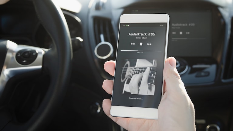 Handy mit Autoradio verbinden: per Bluetooth, AUX und Apps