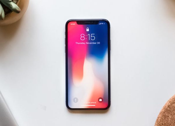 iPhone 11 liegt auf Tisch
