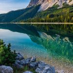 Bergpanorama mit Spiegelung in einem See