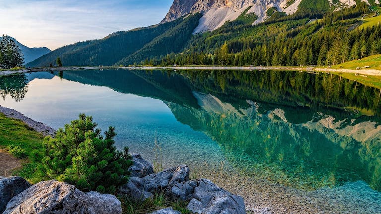 Bergpanorama mit Spiegelung in einem See