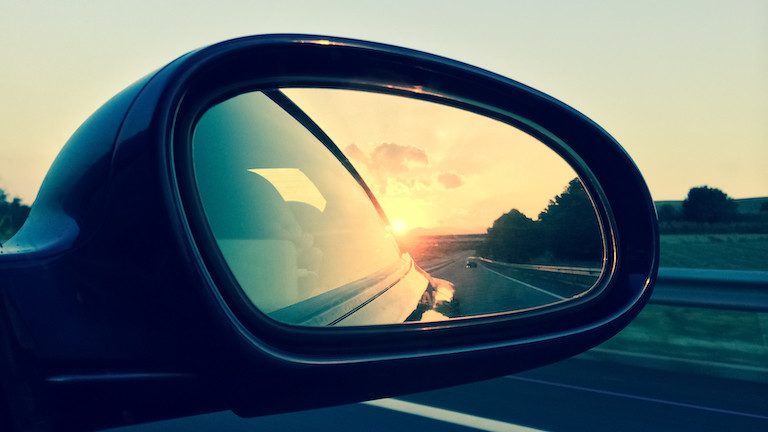 Die Spiegelung vom Sonnenuntergang in einem R&uuml;ckspiegel fotografieren