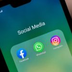 iPhone mit App-Icons Facebook, Whatsapp und Instagram