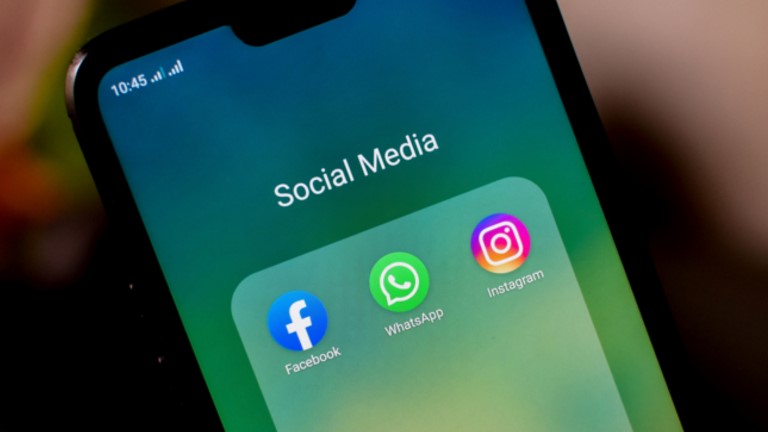 iPhone mit App-Icons Facebook, Whatsapp und Instagram