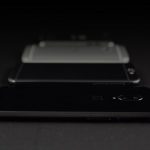 Ein OnePlus-Smartphone mit anderen Ger&auml;ten.