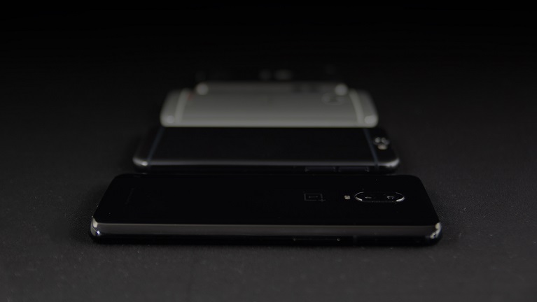 Ein OnePlus-Smartphone mit anderen Geräten.