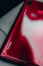 Ein Huawei-Smartphone in rot.
