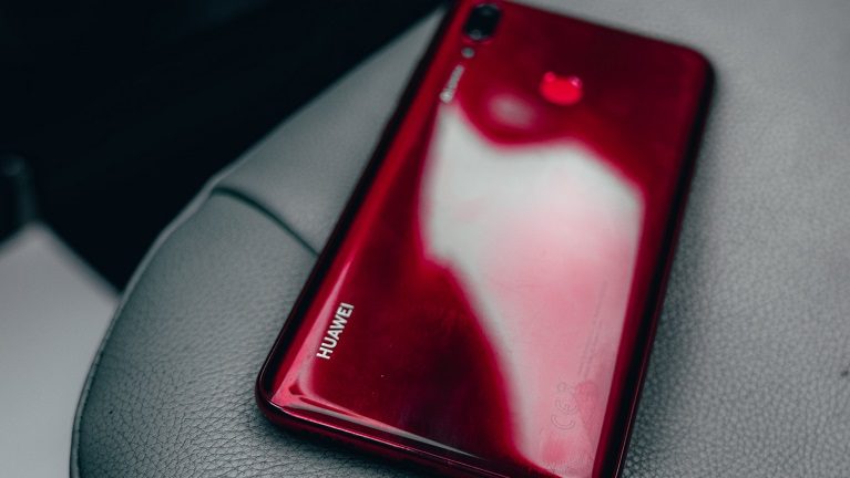 Ein Huawei-Smartphone in rot.
