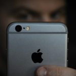 Mann entsperrt iPhone &uuml;ber Face ID