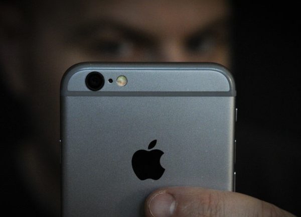 Mann entsperrt iPhone über Face ID