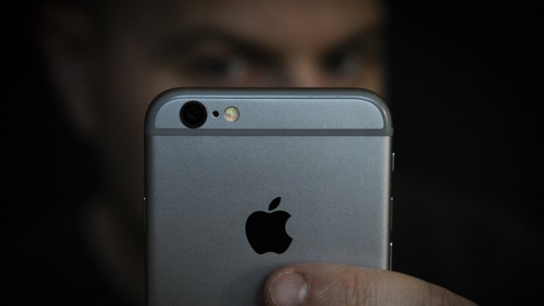 Mann entsperrt iPhone über Face ID