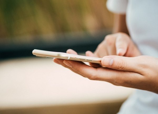 iPhone in Frauenhand