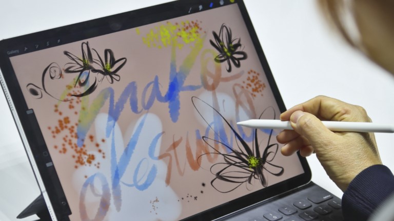 iPad mit Pencil und künstlerischem Inhalt auf Display