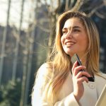 Frau mit Smartphone