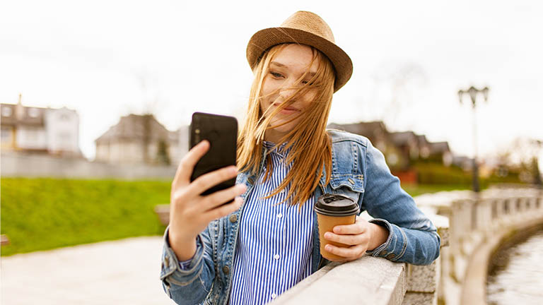 Frau macht Selfie