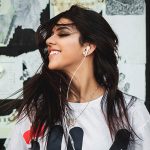 Frau h&ouml;rt Musik