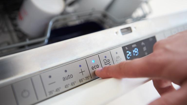Eine ständige Verwendung des Öko-Spülgangs kann dazu führen, dass die Geschirrspülmaschine nicht mehr richtig spült