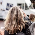 Juge Frau mit Smartphone fotografiert