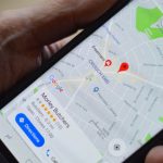 Hand mit Google Maps