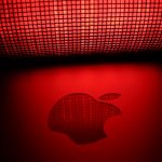 Das Apple-Logo als roter Lichtschein