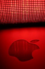 Das Apple-Logo als roter Lichtschein