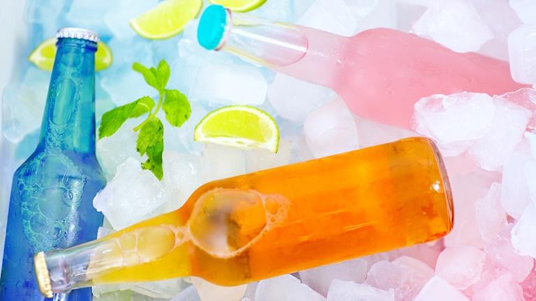 Beim Kauf einer Eiswürfelmaschine ist die Größe des Wassertanks wichtig Beim Kauf einer Eiswürfelmaschine ist die Größe des Wassertanks wichtig
