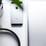 Ein iPhone SE auf einem Tisch