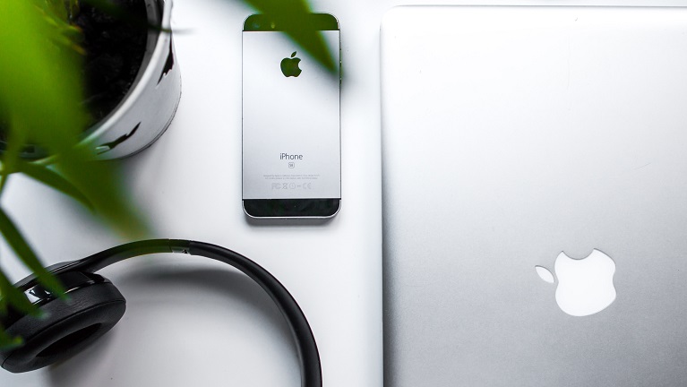 Ein iPhone SE auf einem Tisch