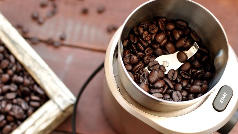 Schlagmahlwerk mit Kaffeebohnen Schlagmahlwerk mit Kaffeebohnen