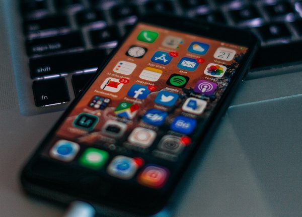 Ein iPhone mit vollem Home-Bildschirm. Hier ein paar Apps löschen?