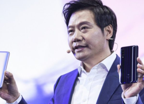 Xiaomi Mi 9 Pro 5G in Hand von Xiaomi-Manager
