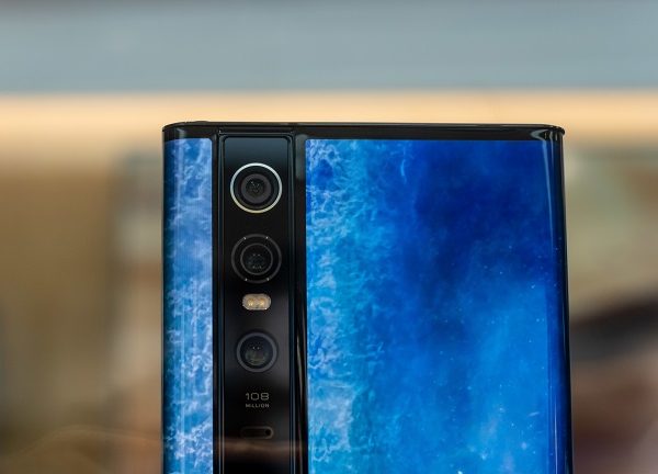Oppo will ein vierfaches Wasserfall-Display mit Sensoren dahinter entwickeln.