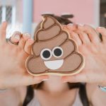 Frau h&auml;lt Emoji in der Hand