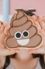 Frau h&auml;lt Emoji in der Hand