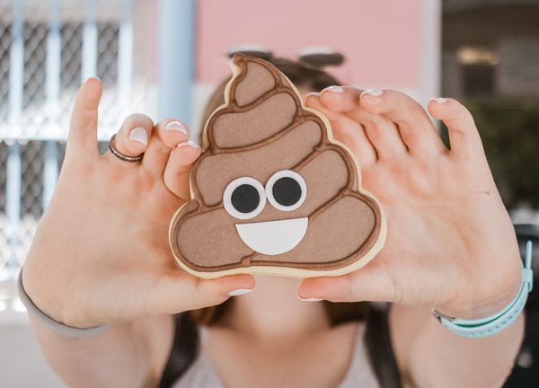 Frau h&auml;lt Emoji in der Hand