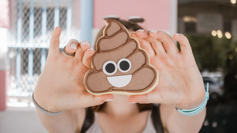 Frau hält Emoji in der Hand