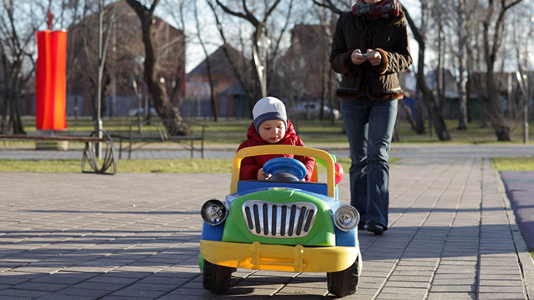 Ferngesteuertes Kinderauto zum Reinsetzen